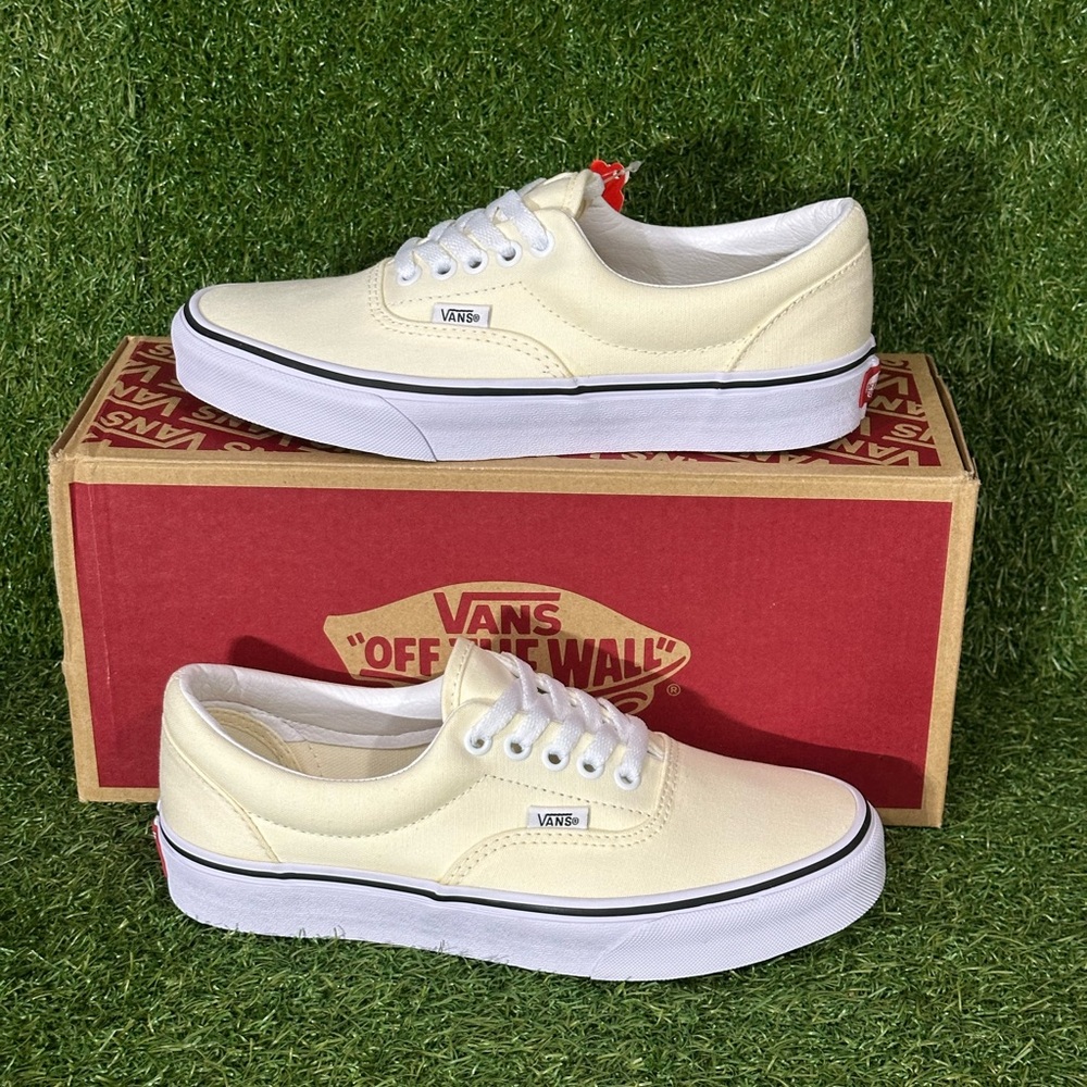 VANS ERA CANVAS , SIZE 6.5 MEN, 8.0 WOMEN, CLASSIC WHITE/ TRUE WHITE, NEW IN BOX